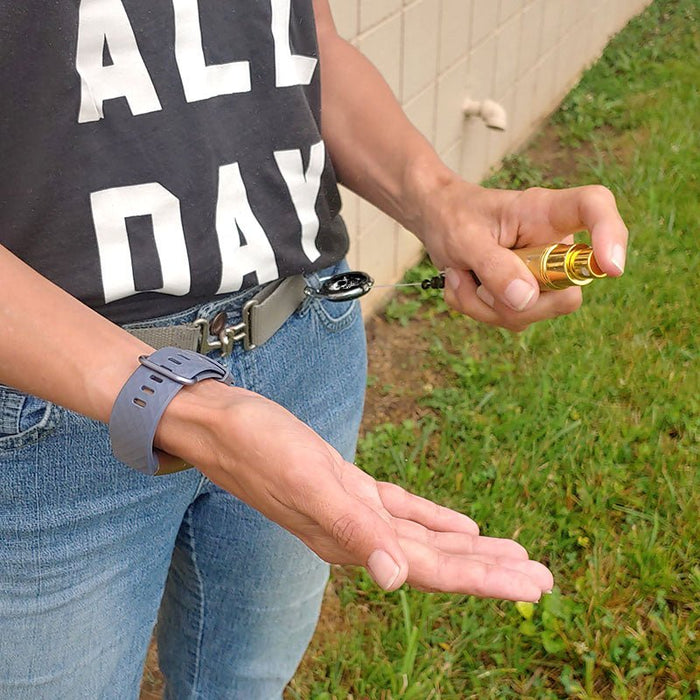 Mister Leash™ - Retractable Clip-on Atomizer for Hand Sanitizers - Gold Stars Design - Refillable